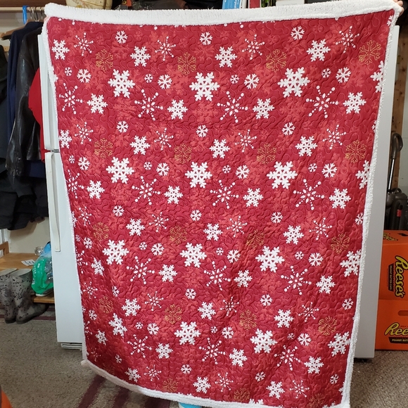 Red & White Snowflake Furry Throw - Picture 2 of 10